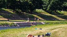 Lidé užívající si víkend v Komenského sadech a u řeky Ostravice, 1. srpna 2020.