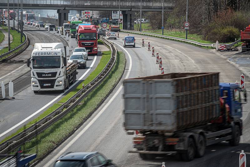 Oprava vozovky na ulici Místecká (silnice I/56), 23. dubna 2021 v Ostravě.