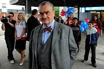 Předseda TOP 09 a senátor Karel Schwarzenberg ve čtvrtek vystoupil z vlaku na ostravském hlavním nádraží a vydal se tramvají na Stodolní, kde si v místních barech v rámci předvolebního turné u piva povídal s voliči.