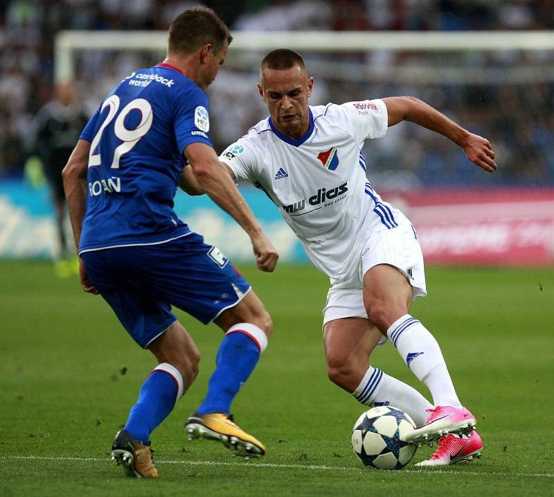 Utkání fotbalistů Baníku a pražské Slavie v Ostravě-Vítkovicích 6. srpna 2017, vlevo Rotan Ruslan, vpravo Denis Granečný