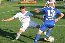 FOTBALISTÉ Frenštátu pod Radhoštěm (v bílém Kovář) podlehli vedoucímu celku krajského přeboru z Dětmarovic 0:1.