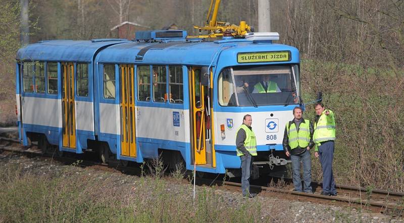 Kloubová tramvaj jedoucí z Vřesiny na místě, kde začala brzdit