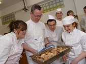 Studenti z francouzské Bretaně připravovali se svými ostravskými kolegy menu pod dohleden učitele Hervého Josepha