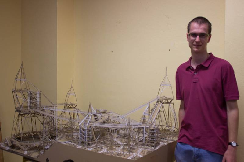 Student Jan Pytlík se svým modelem stezky nad vodou, který je vyroben z vlnité lepenky.