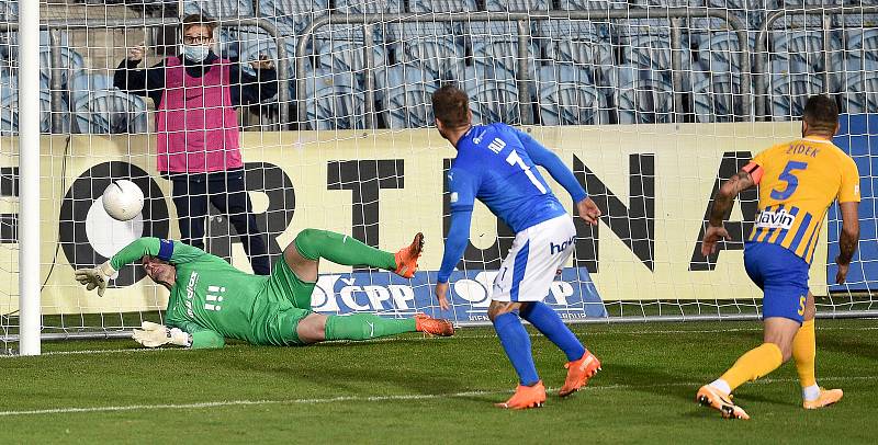 Utkání 10. kola první fotbalové ligy: SFC Opava - FC Baník Ostrava, 5. prosince 2020 v Opavě. (zleva) brankář Ostravy Jan Laštůvka, Martin Fillo z Ostravy a Jan Žídek z Opavy.