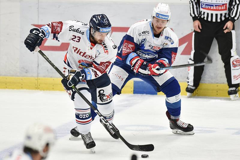 Utkání 10. kola hokejové extraligy: HC Vítkovice Ridera - HC Kometa Brno, 14. října 2018 v Ostravě. Na snímku (vlevo) Ondřej Roman a Tomáš Bartejs.