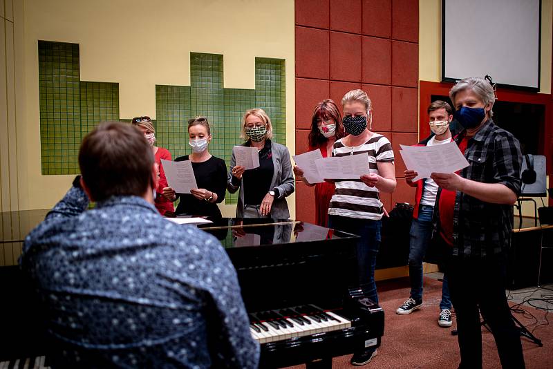 Sbor devíti lidí a sólistů souboru nahrává v Divadle Antonína Dvořáka Kaťušu pro partnerské město Volgograd, 29. dubna 2020 v Ostravě.