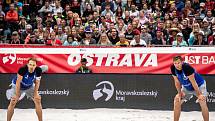 Turnaj Pro Tour kategorie Elite v plážovém volejbalu, 29. května 2022 v Ostravě. Finálové utkání mužů. (zleva) Ondřej Perušič (CZE) a David Schweiner (CZE).