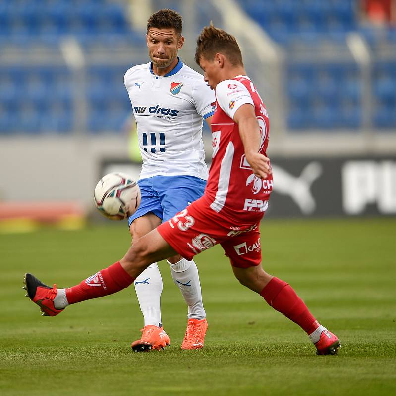 Utkání 4. kola první fotbalové ligy: FC Baník Ostrava - FK Pardubice, 19. září 2020 v Ostravě. Martin Fillo z Ostravy a Michal Surzyn z Pardubice.