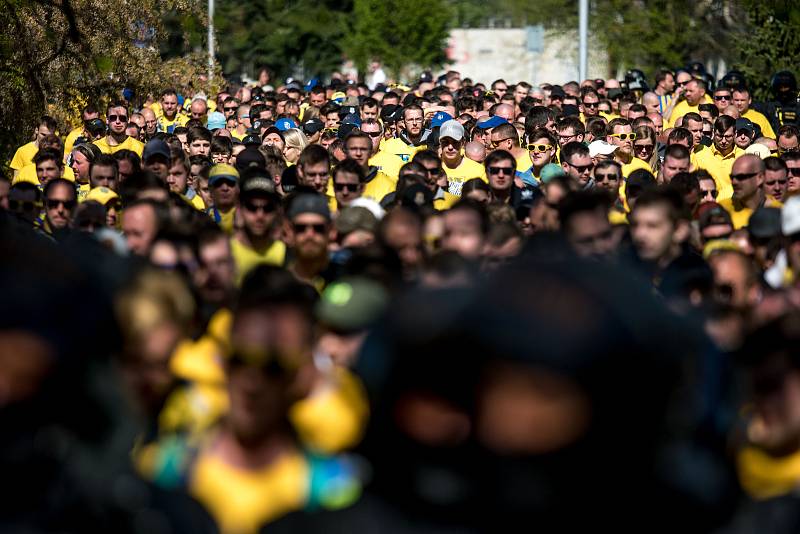 Příjezd opavských fanoušků do Ostravy a jejich přesun na vitkovický stadion na zápas Baník vs. Slezský FC, 21. dubna 2019.