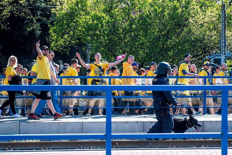 Příjezd opavských fanoušků do Ostravy a jejich přesun na vitkovický stadion na zápas Baník vs. Slezský FC, 21. dubna 2019.