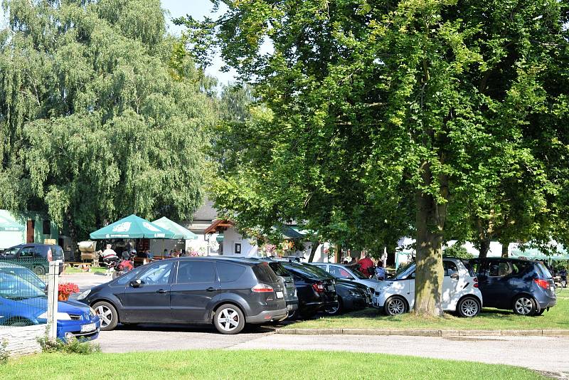 Restaurace se nachází v bývalé smuteční síni u hřbitova.