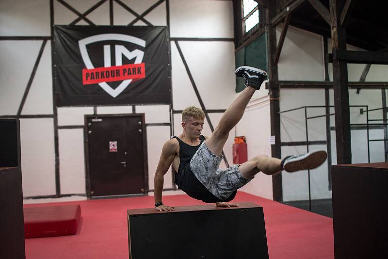 Parkour Park v Ostravě. Na snímku Adam Holub. Trik Lazy Vault.