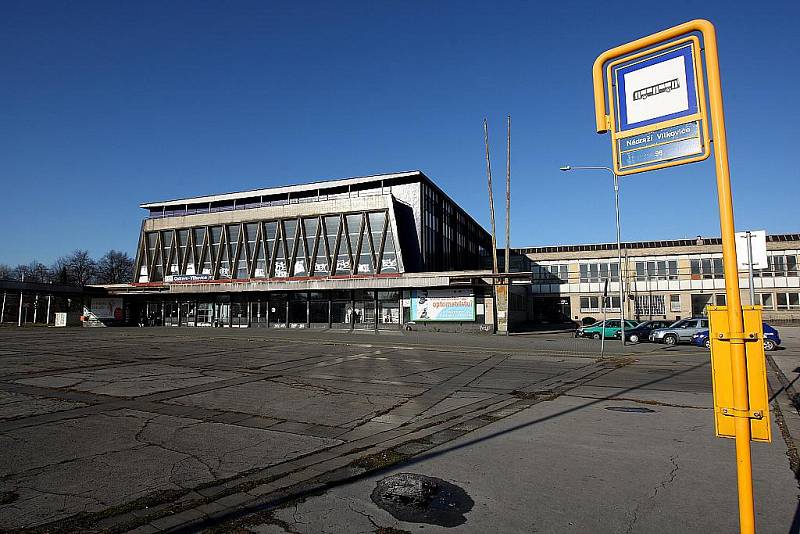Nechcete nádražní budovu? Je na prodej! Inzerát s nabídkou pětačtyřicet let staré budovy vítkovického nádraží je v nabídce realit Českých drah. 