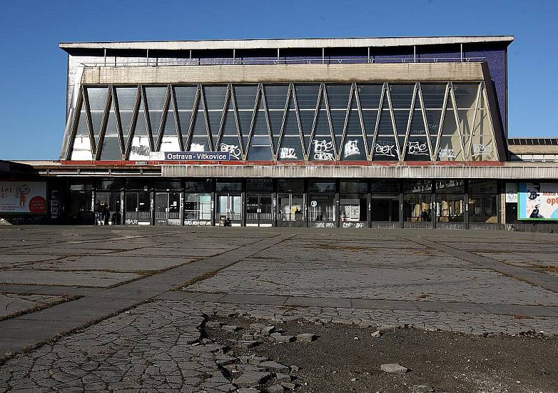 Nechcete nádražní budovu? Je na prodej! Inzerát s nabídkou pětačtyřicet let staré budovy vítkovického nádraží je v nabídce realit Českých drah. 