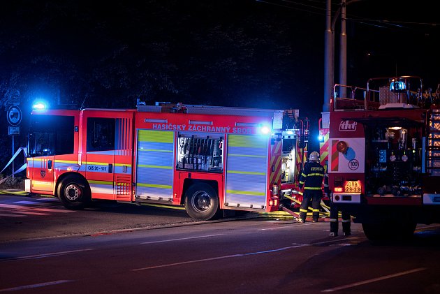 Čtyři lidé při požáru domu v Orlové skončili v péči zdravotníků