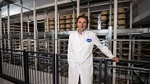 Robotizovaný sklad sklad sýrů společnosti Gran Moravia, 12. srpna 2021 v Cogollo del Cengio v provincii Vicenza, Benátsko, Itálie. Majitel společnosti Roberto Brazzale v novém skladu.
