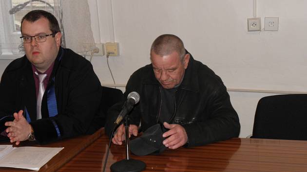 Obžalovaný Marian Juraška (vpravo vedle obhájce) připustil jen drobné násilí.
