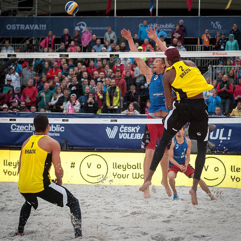 Turnaj Světového okruhu v plážovém volejbalu - zápasy play off, 23. června 2018 v Ostravě. Na snímku (zleva) Evandro Oliveira Junior, Viktor Felipe, David Schweiner a Ondřej Perusic.