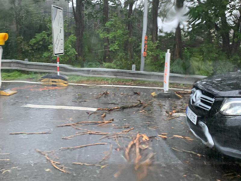 Následky krátké smrště na Rudné ulici v Ostravě 26. srpna 2019.