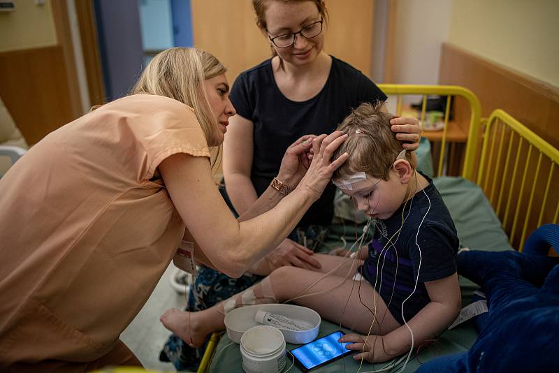 Pacient Damián Šnajdr (5) s maminkou Lenkou Šrajdrovou v centru pro poruchy spánku a bdění - spánková laboratoř FNO (Fakultní nemocnice Ostrava), 16. března 2023, Ostrava.