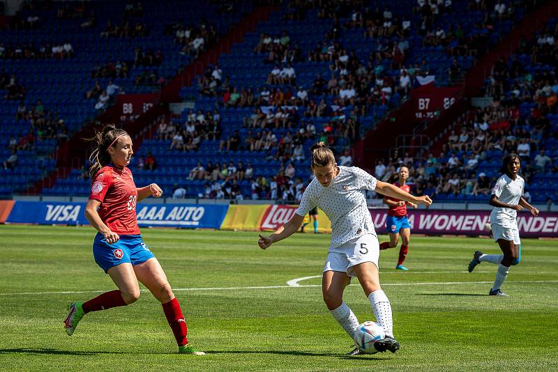 Mistrovství Evropy ve fotbale žen U19 - Česká Republika - Francie, 27. června 2022 v Ostravě. (zleva) Tereza Černá z Česka a Eloise Sevenne z Francie.