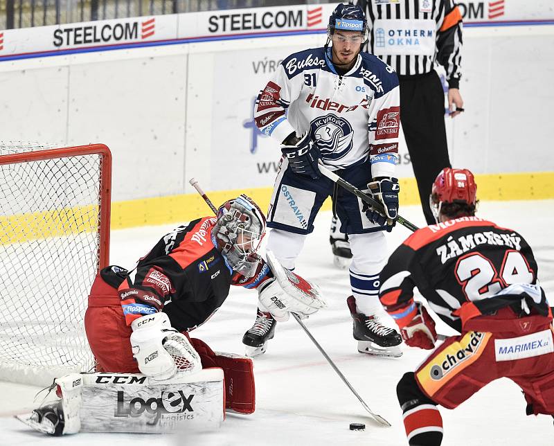 Utkání 13. kola hokejové extraligy: HC Vítkovice Ridera - Mountfield Hradec Králové, 25. října 2019 v Ostravě. Na snímku (zleva) brankář Hradce Králové Marek Mazanec, Dominik Lakatoš a Petr Zámorský.