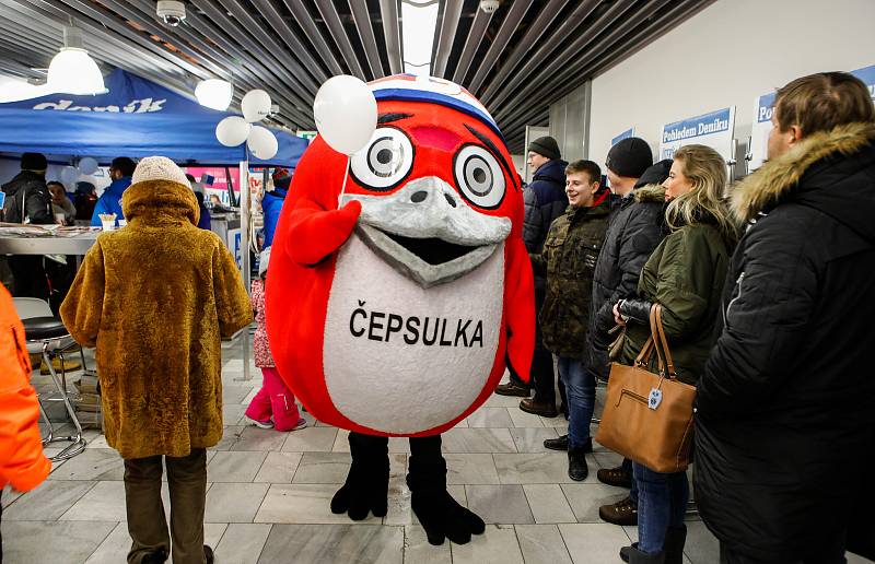 Olympijský festival v Ostravě, 17. února, lidé u stánku Deníku.