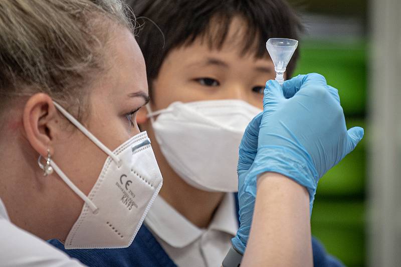 Testování žáku The Ostrava International School pomoci PCR testu ze slin, 23. května 2021 v Ostravě.