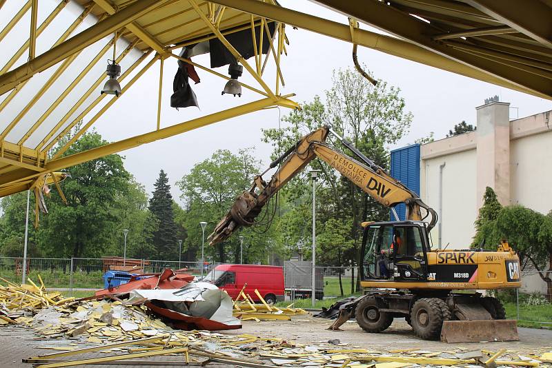 Demolice staré tržnice na Černé louce, 16.  května v Ostravě.