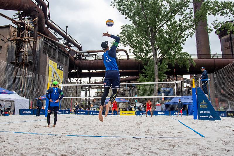 FIVB Světové série v plážovém volejbalu J&T Banka Ostrava Beach Open, 29.května 2019 v Ostravě. Na snímku (zleva) Nejc Zemljak (SLO), Jan Pokeršnik (SLO).