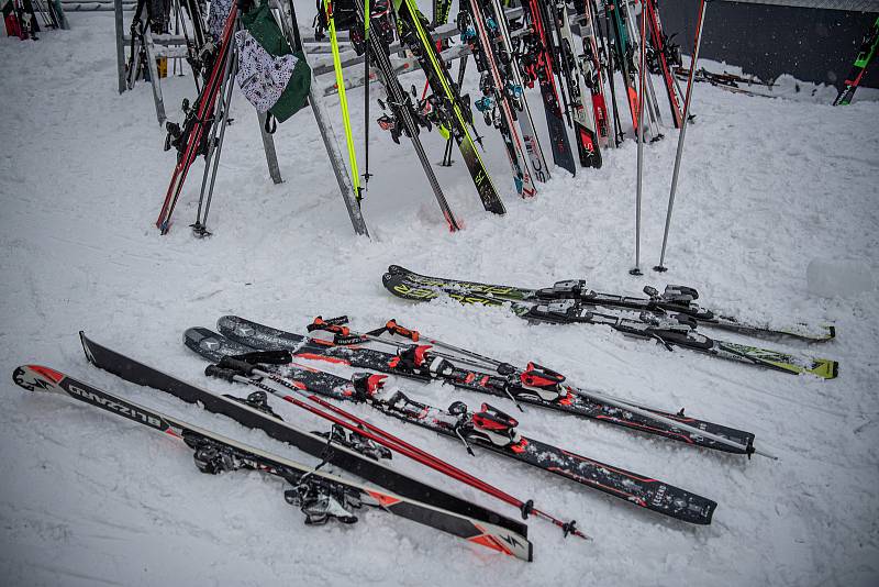 Lyžařská resort Szczyrk Mountain Resort, 12. února 2021 v Szczyrk, Polsko. Od 12. února budou v Polsku s omezenou kapacitou po dobu dvou týdnů podmíněně otevřeny hotely, kina, divadla, filharmonické sály a opery, bazény a sjezdovky.