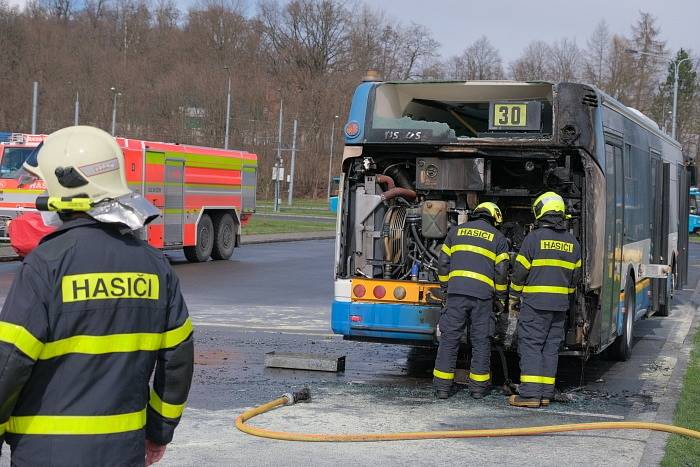 Čtyři jednotky hasičů zasahovaly ve čtvrtek 8. dubna odpoledne u požáru motoru naftového autobusu Irisbus, který stál na okraji dopravního terminálu v Ostravě-Hranečníku.