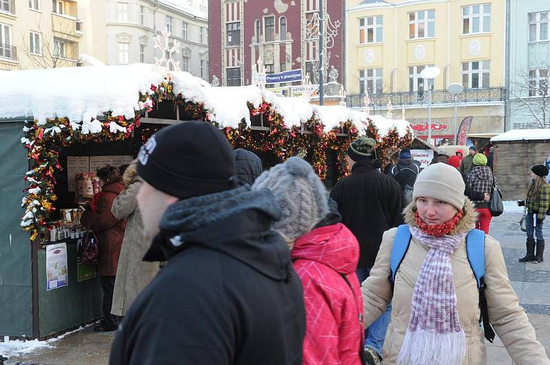 Vánoční trhy v centru Ostravy. Rozsvícen byl také vánoční strom.