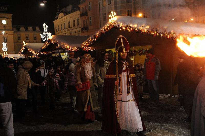 Vánoční trhy v centru Ostravy. Rozsvícen byl také vánoční strom.