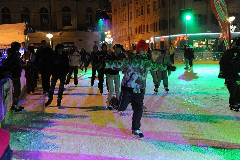 Vánoční trhy v centru Ostravy. Rozsvícen byl také vánoční strom.