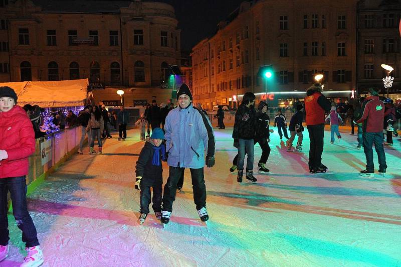 Vánoční trhy v centru Ostravy. Rozsvícen byl také vánoční strom.