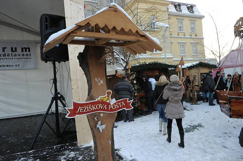 Vánoční trhy v centru Ostravy. Rozsvícen byl také vánoční strom.