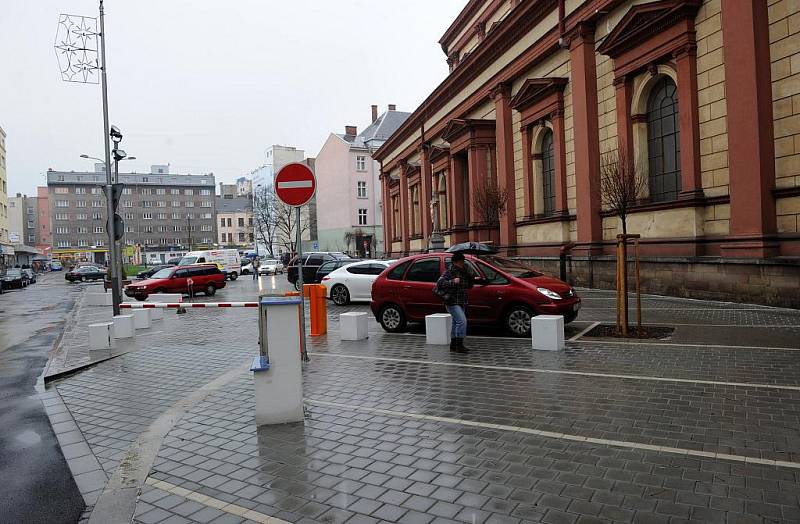 Na náměstí Msgre Šrámka před katedrálou Božského spasitele nezůstala po rekonstrukci parkovacích ploch takřka žádná zeleň.
