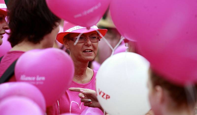 Desítky žen se v sobotu vydaly na pochod proti rakovině prsu. Růžová trička zaplavila Hlavní třídu v Ostravě-Porubě.