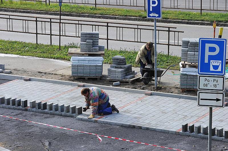 Část náměstí Jurije Gagarina ve Slezské Ostravě má novou zámkovou dlažbu, která vystřídala asfalt. Prozatím je nově vydlážděna spodní část náměstí s parkovištěm a příjezdová cesta.