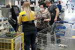 Rozvolňování 10. května 2021 v Ostravě. V pondělí otevřely také obchody v Avion Shopping Parku Ostrava a IKEA.