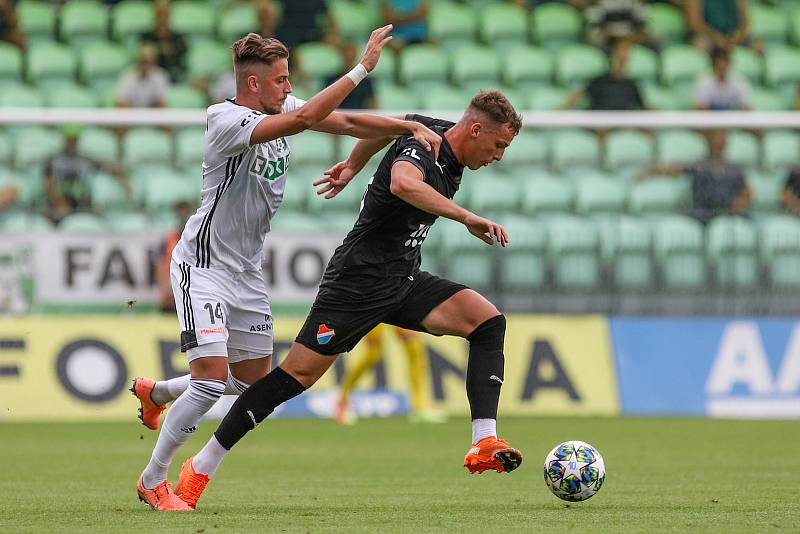 Utkání 1. kola fotbalové Fortuna ligy: MFK Karviná - FC Baník Ostrava, 23. srpna 2020 v Karviné. Filip Twardzik z Karviné a Ondřej Šašinka z Ostravy.