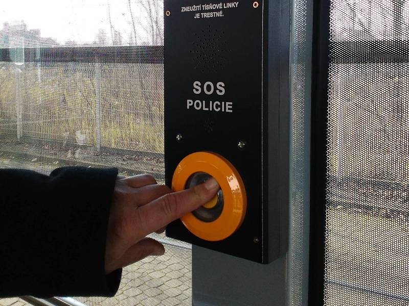 SOS tlačítko a kamerový systém, který pokryje celé vozidlo, mají pomoci bezpečnějšímu cestování tramvajemi, kde se odehrává přibližně polovina všech incidentů v MHD. 