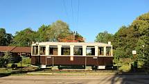 Nadšenec Jan Kohoutek na své zahradě v Ostravě-Hrabové opravuje historickou tramvaj, 23. 5. 2022, Ostrava