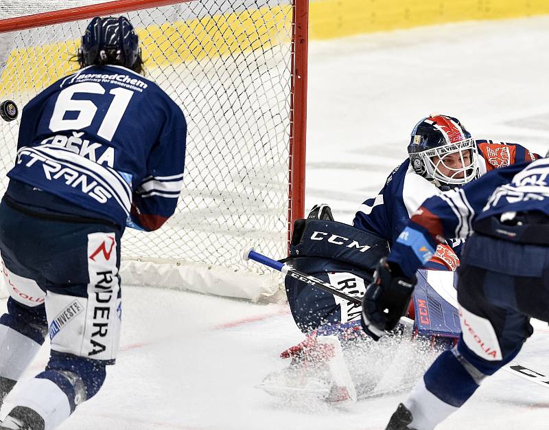 Dohrávka 26. kola hokejové extraligy: HC Vítkovice Ridera - Bílí Tygři Liberec, 5. prosince 2021 v Ostravě. (vpravo) brankář Daniel Dolejš z Vítkovic.