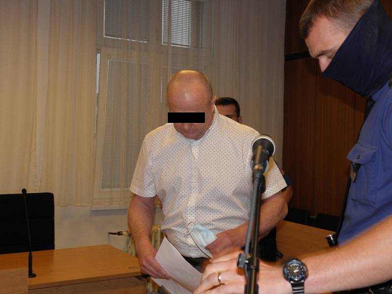 Zbyněk F. (na snímku z jednání u Krajského soudu v Ostravě loni na podzim) byl za přípravu nájemné vraždy odsouzen ke dvanácti rokům žaláře.