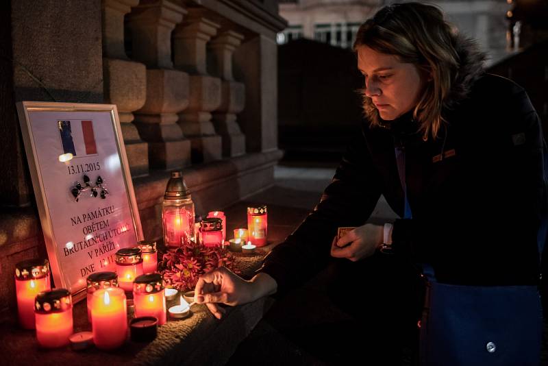 Lidé na Masarykově náměstí v centru Ostravy zapalovali svíčky za oběti pařížského masakru.