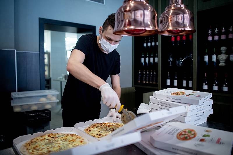 Restaurace pizza Coloseum nabízí jídlo zdarma složkám IZS a zdravotníkům, 18. března 2020 v Ostravě.