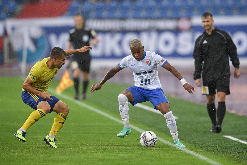 Utkání 2. kola první fotbalové ligy: Baník Ostrava - Fastav Zlín, 1. srpna 2021 v Ostravě. (vpravo) Dyjan Carlos de Azevedo z Ostravy.